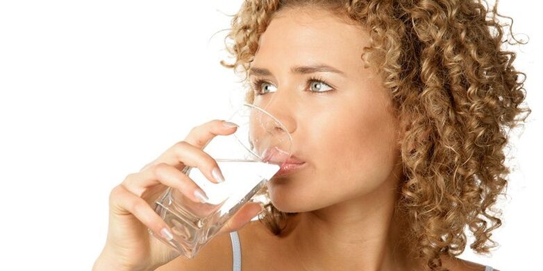 При диета за пиене трябва да консумирате 1, 5 литра пречистена вода, в допълнение към други течности