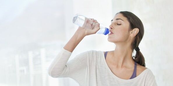 За да отслабнете бързо, трябва да пиете поне 2 литра вода на ден. 